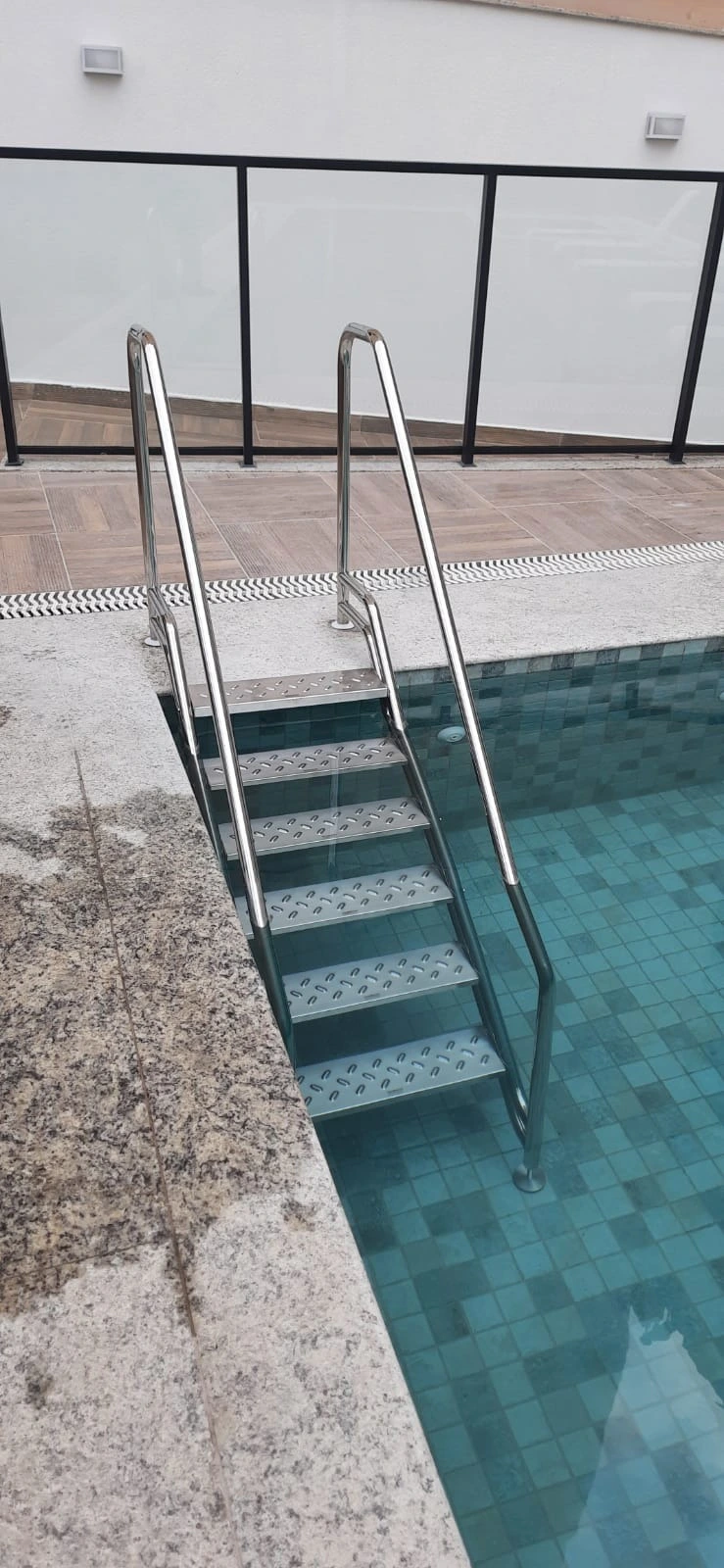 Escada Paris Inox 316 - Degraus detalhados com acabamento impecável