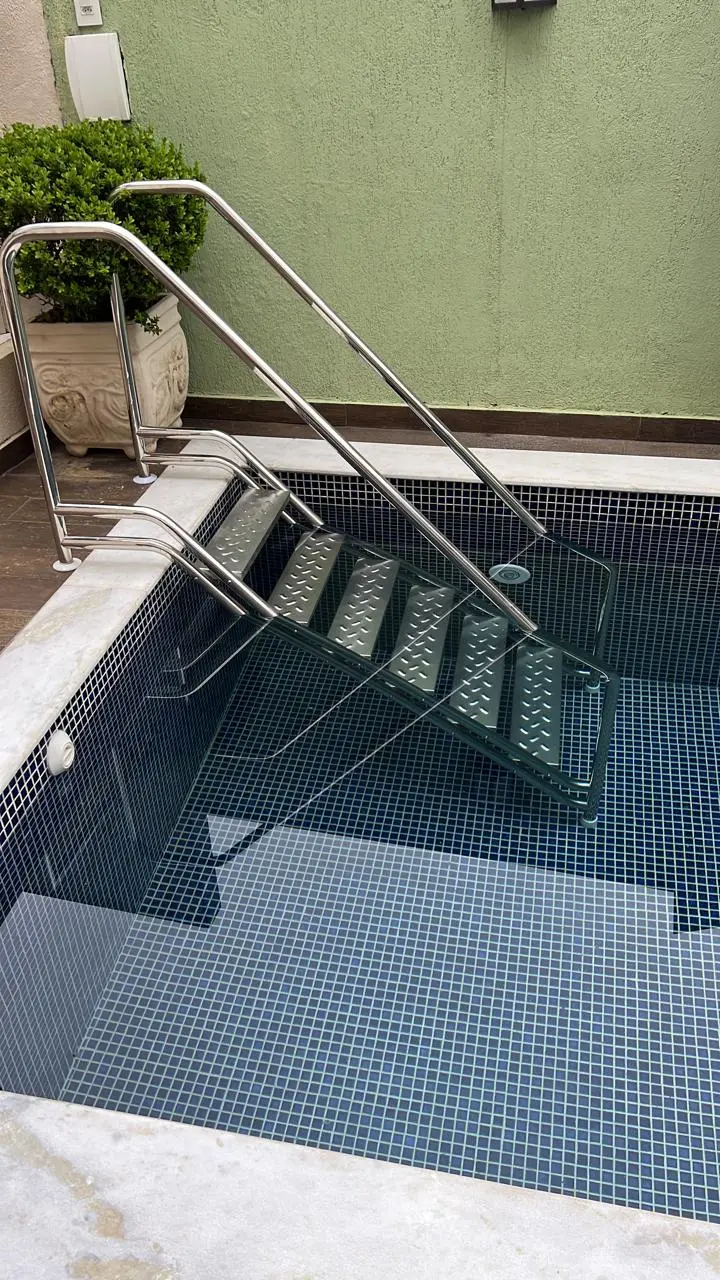 Escada Paris Inox 316 - Instalação em piscina residencial