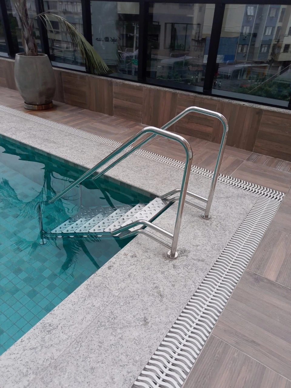 Escada Paris Inox 316 - Degraus detalhados com acabamento impecável
