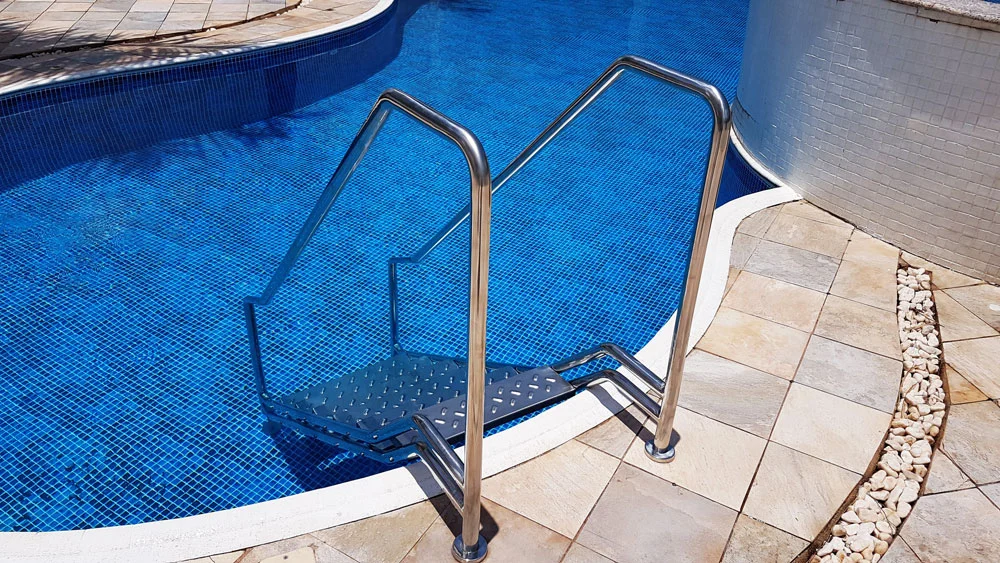 Escada Paris Inox 316 - Instalação em piscina residencial