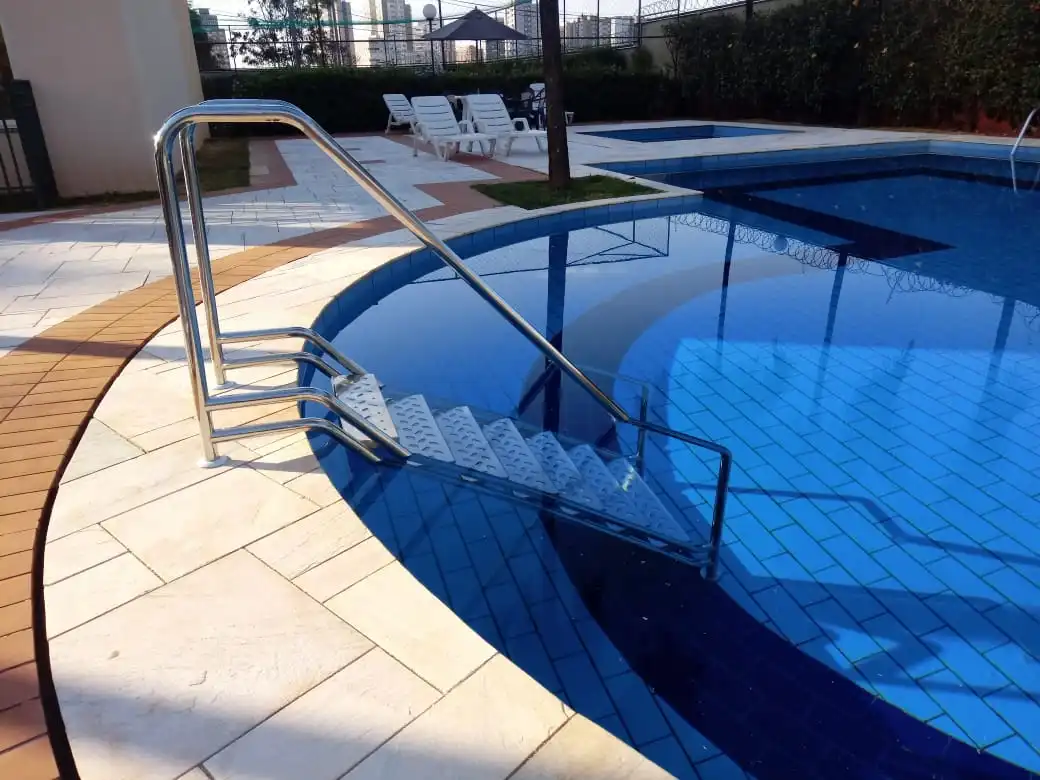 Escada Paris Inox 304 e 316 - Degraus detalhados com acabamento impecável