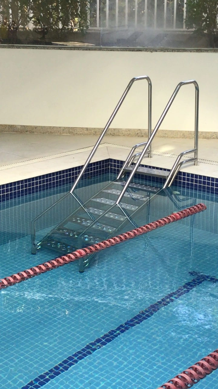 Escada Paris Inox 304 e 316 - Degraus detalhados com acabamento impecável